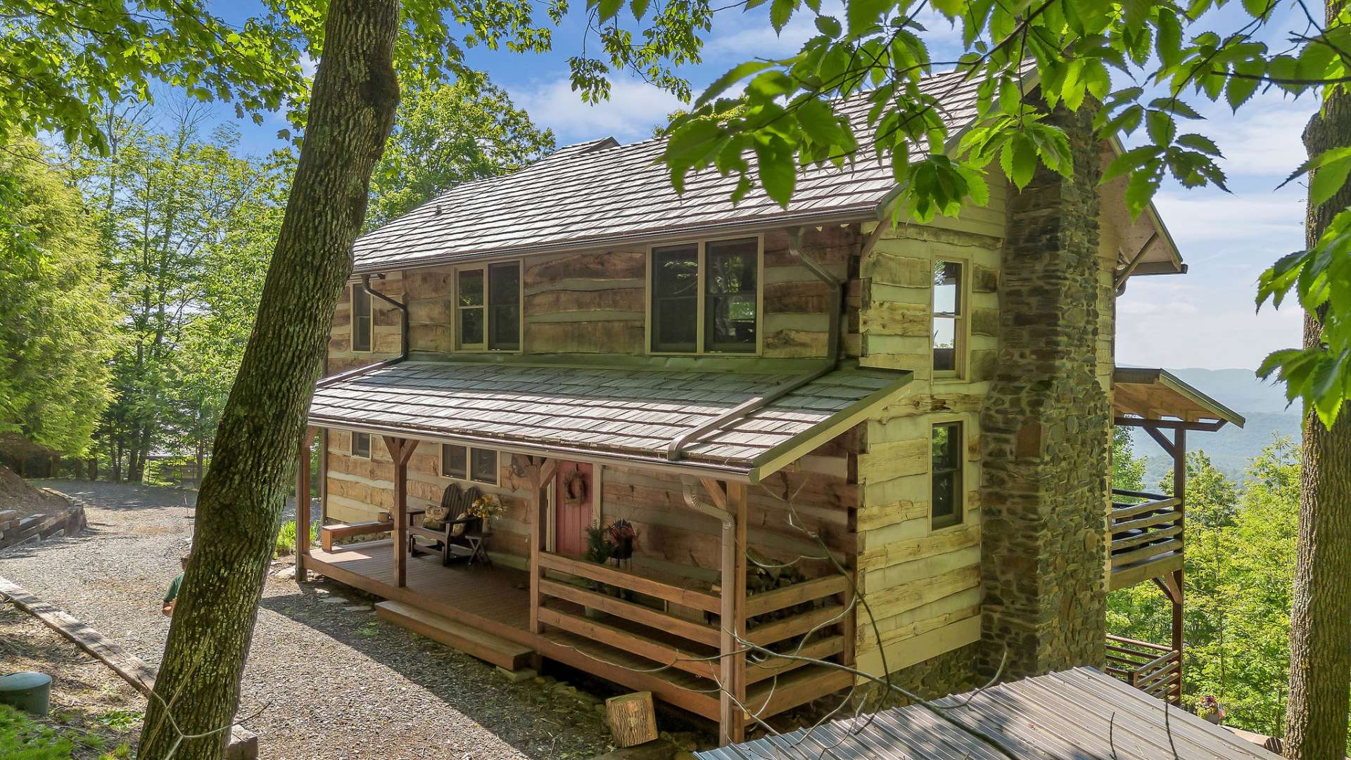 A DiVinci composite shake roof was installed in 2020.