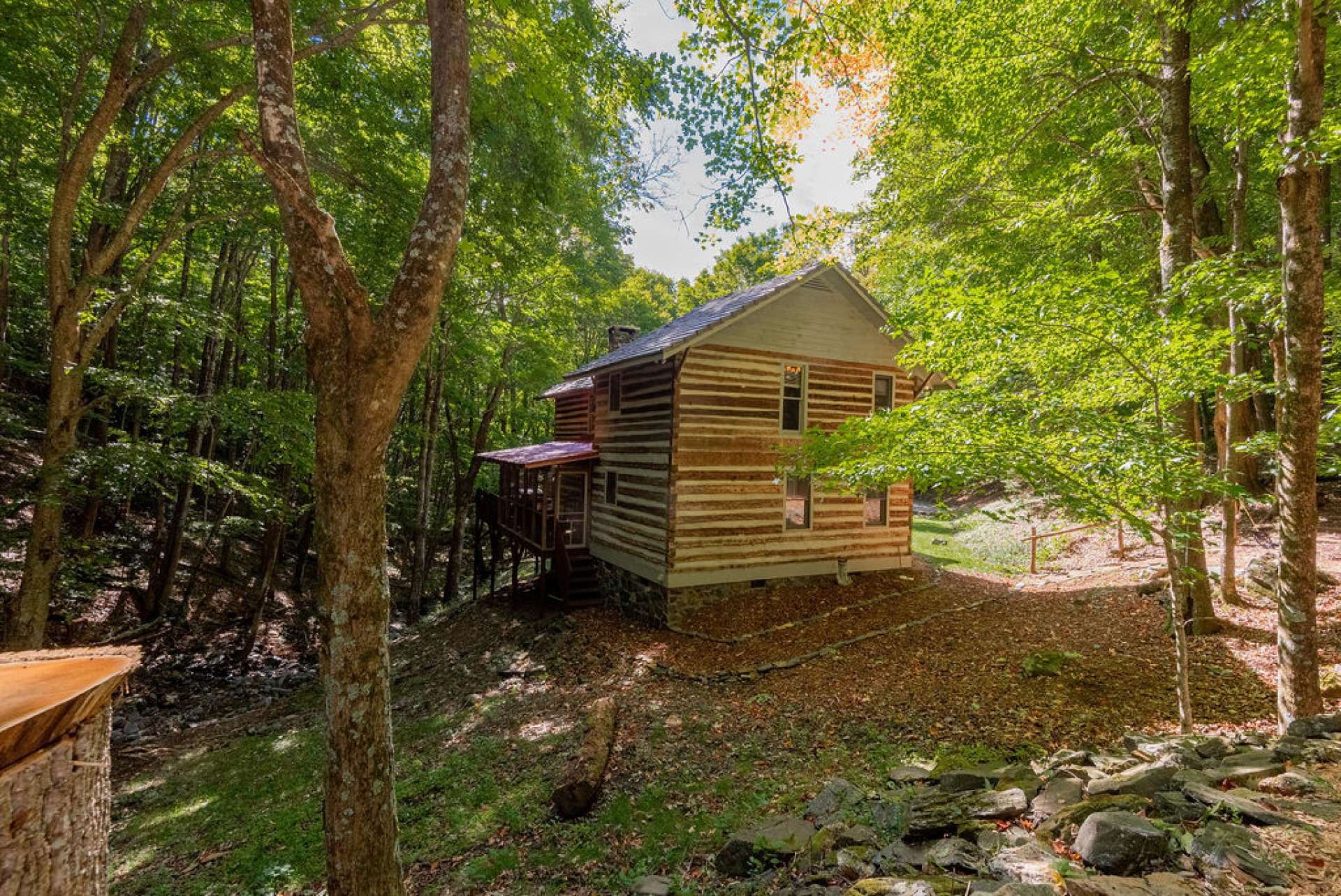 Spend your day enjoying mountain activities with this low maintenance setting.