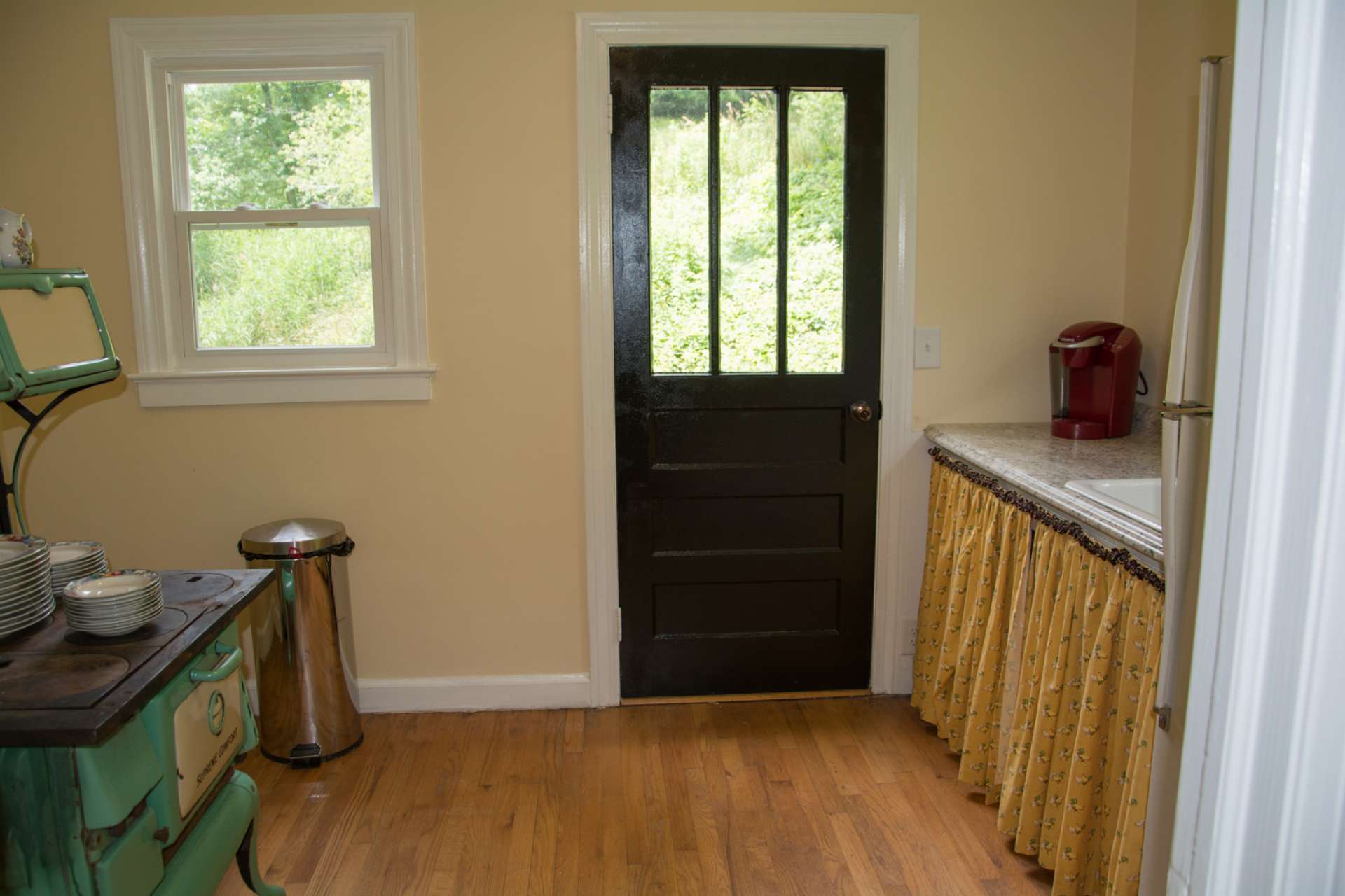 Just look at this sweet farmhouse kitchen.