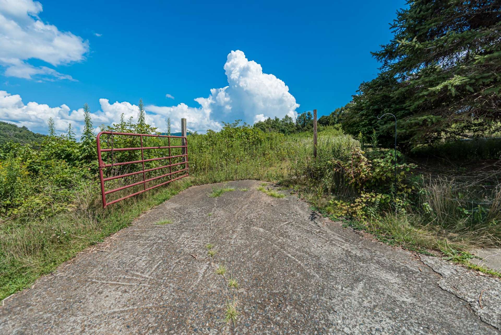 A paved access from the paved state maintained road provides easy access all year round.  The Warrensville location is only minutes into downtown West Jefferson and close to all amenities of the NC High Country.