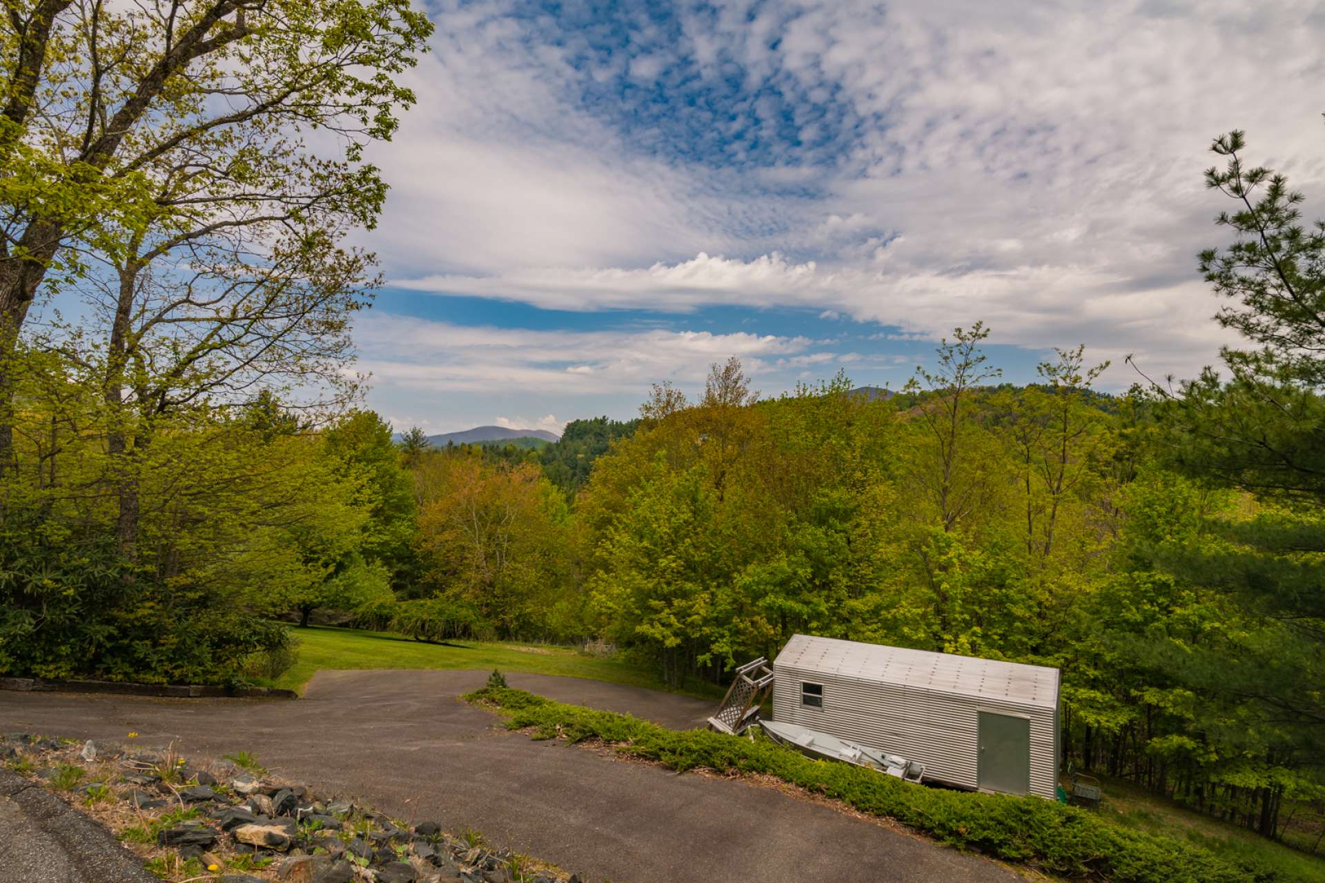 Relax with the mountain views and enjoy mountain living while being just a short drive into town, the New River, Blue Ridge Parkway and many other NC High Country destinations.