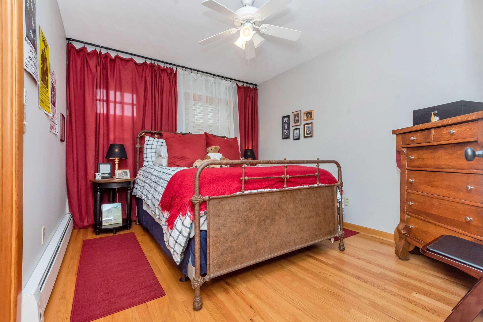 Second guest bedroom.