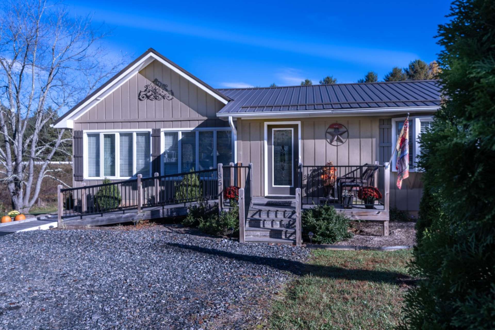 Handicapped accessible, this home offers modern craftsman style updates and is offered fully furnished.  The location is convenient to shopping in downtown West Jefferson and a short drive to Boone. Also enjoy recreational amenities of Mount Jefferson State Park and the New River.