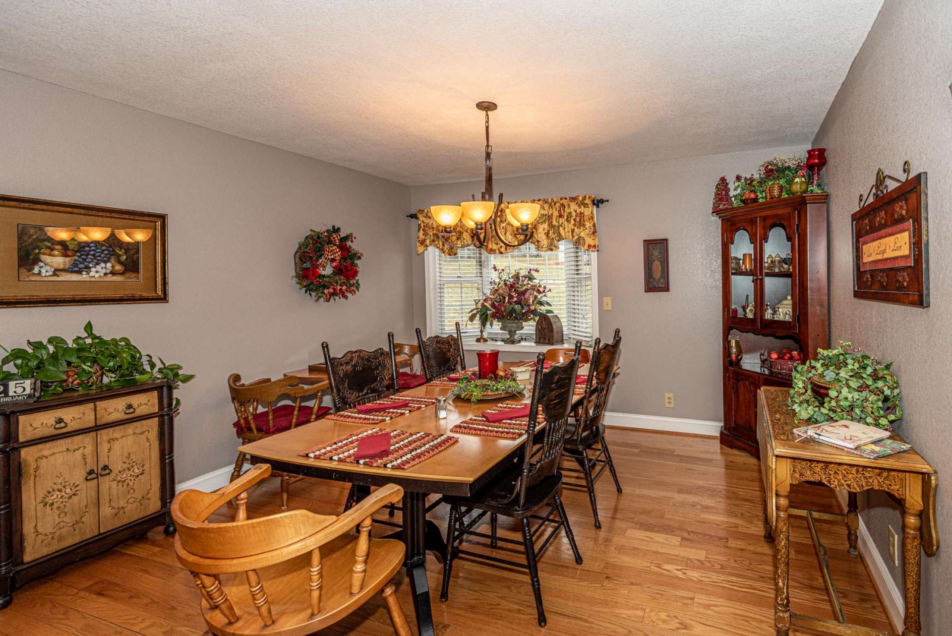 The dining area is perfect for formal entertaining and intimate candlelight dinners for two.